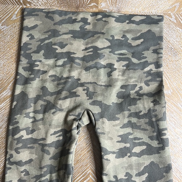 SPANX Look at Me Now Seamless Green Camo Cropped Leggings S - Picture 9 of 11